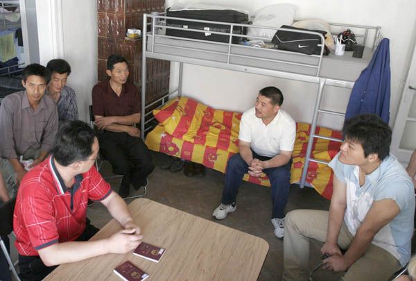 Chinezii sunt obligaţi să părăsească România! Lucrau ilegal în Argeş