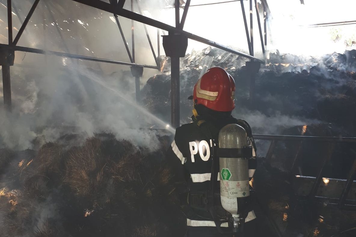 VIDEO-Incendiu la un depozit de furaje din Mozăceni. Mii de baloti făcuți scrum!