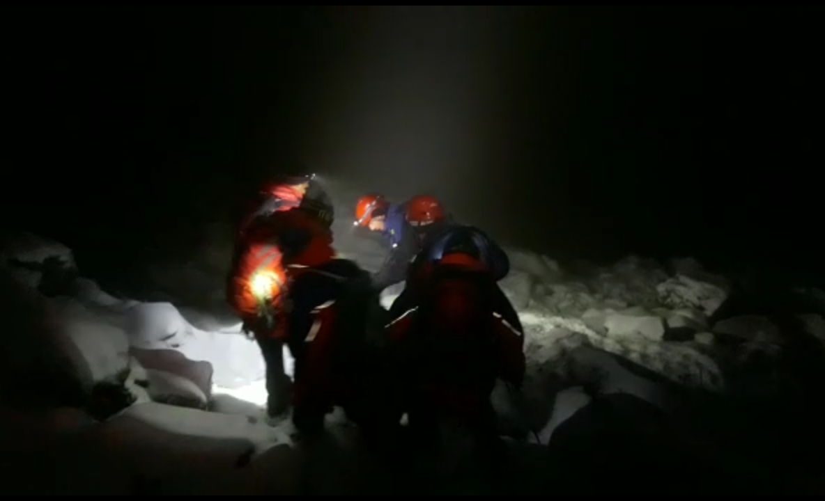 Update-VIDEO-Prima victimă după ninsoarea din munții Făgăraș!  Tânăr în stop cardio respirator