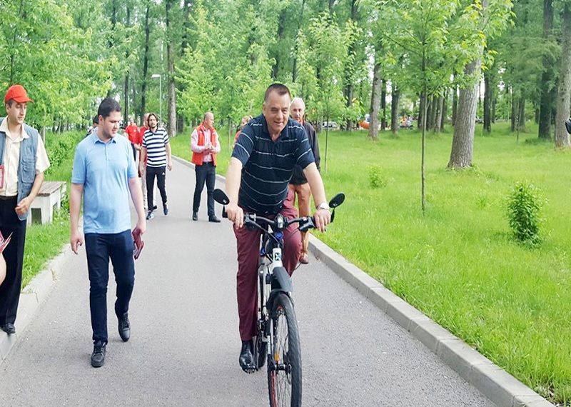 Primarul Ionică, pe bicicletă la serviciu! Se închide circulaţia pe o stradă din Piteşti