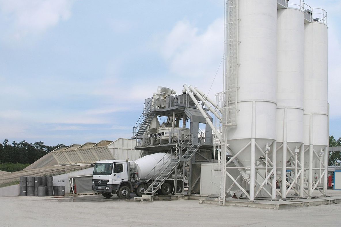 Un tânăr a căzut în cuva unde se prepară betonul