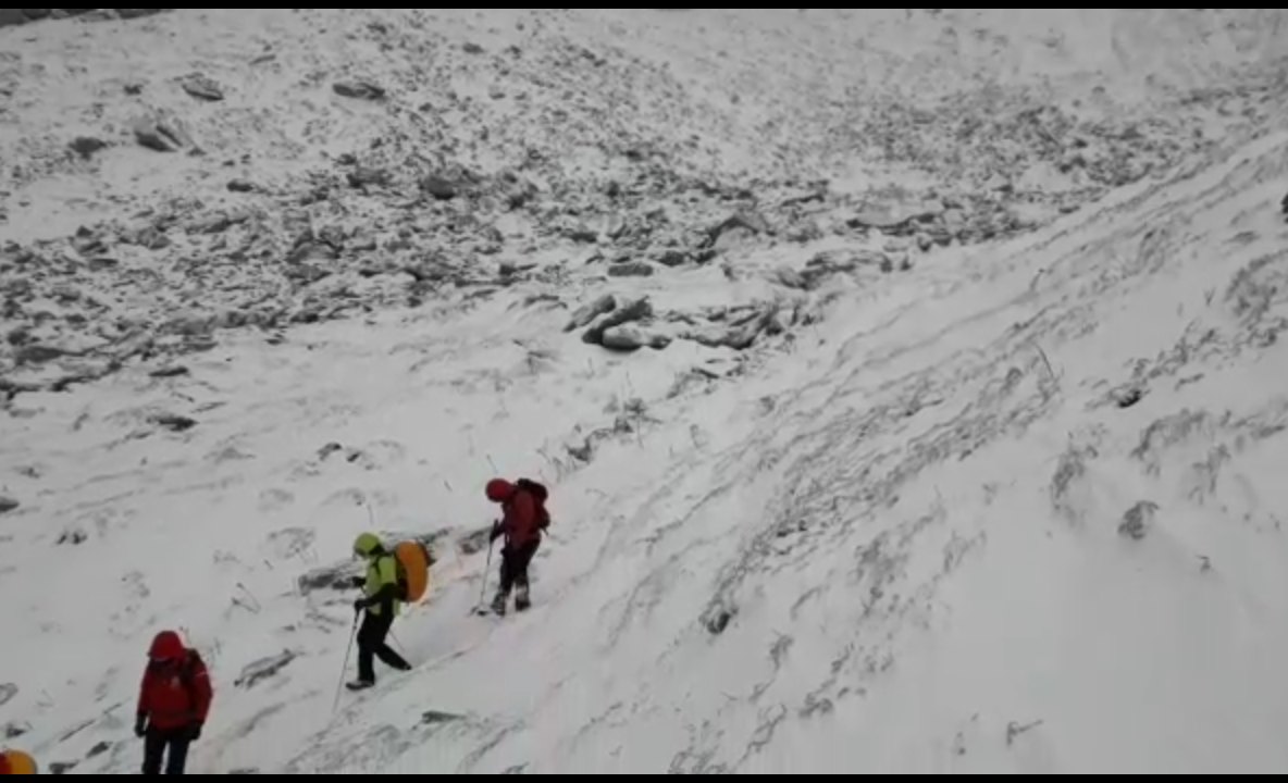 Turişti germani blocaţi pe munte din cauza ninsorii! Aveau echipament de vară