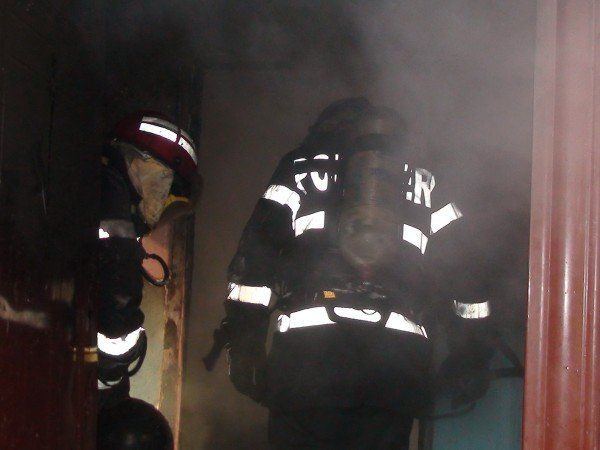 Bătrân carbonizat într-un incendiu de apartament, la Pitești!