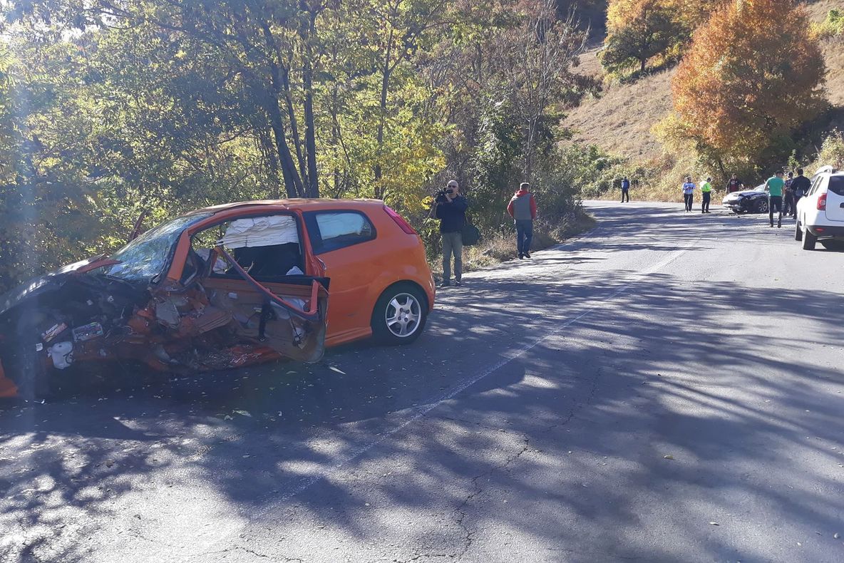 Accident pe DN 73 după ce a depăşit în cubă! Patru persoane rănite