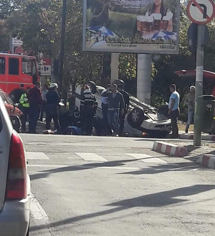 Echipaj de poliţie răsturnat! Unul dintre agenţi e rănit, fiind dus la spital