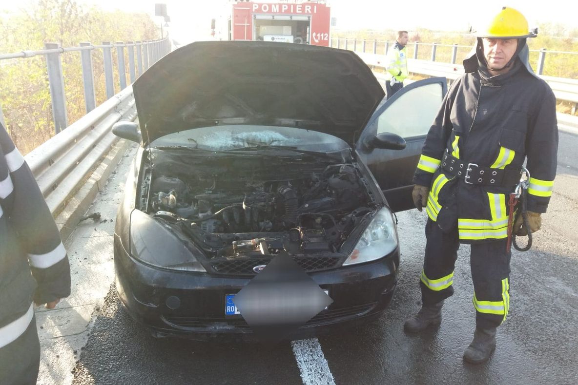 O maşină a luat foc, în timpul mersului, la intrare pe A1.