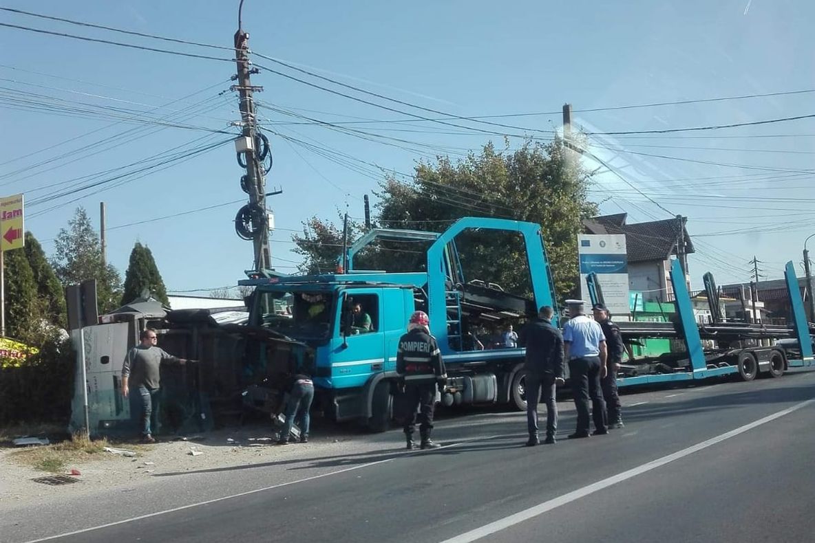 O dubiţă a fost răsturnată de un TIR la Topoloveni!