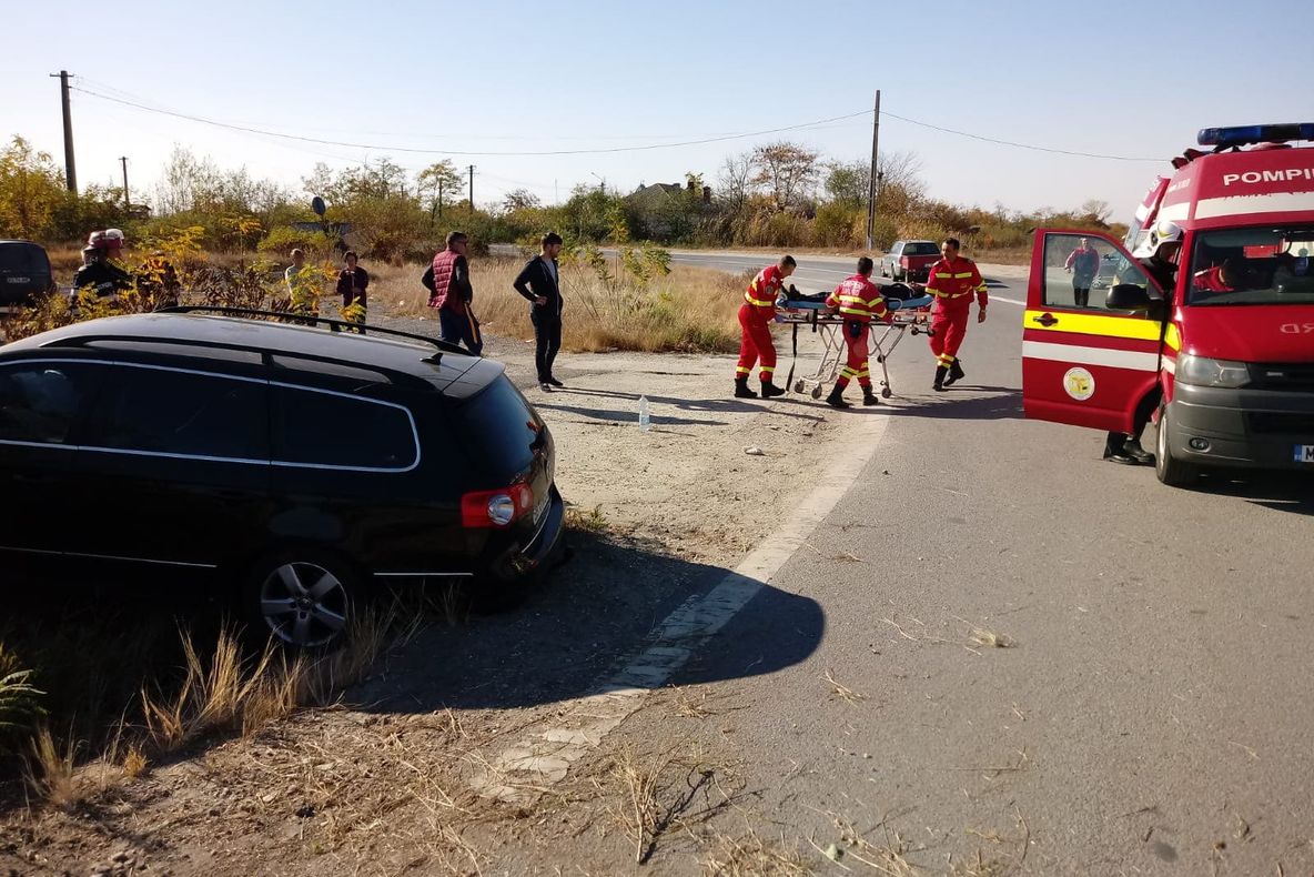 O maşină a ajuns în şanţ pe A1. Şoferul a fost rănit la cap din impact