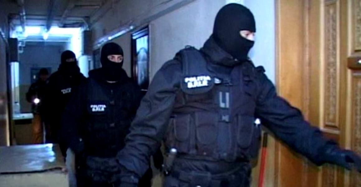 Update -Percheziții la tâlhari și hoți care jefuiau mall-uri! Furau din magazine renumite