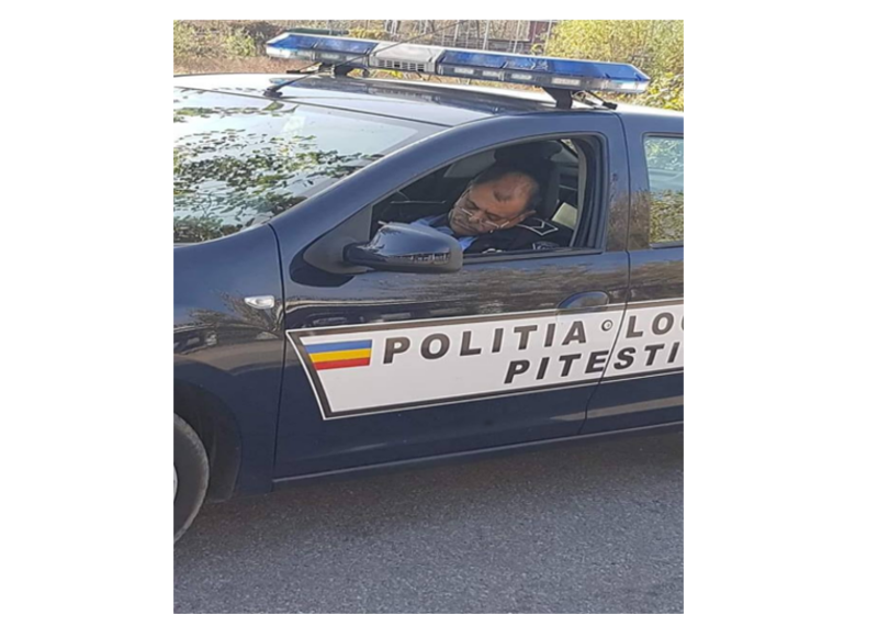 Poliţist local prins dormind în maşina de serviciu! Fotografia a devenit virală pe internet