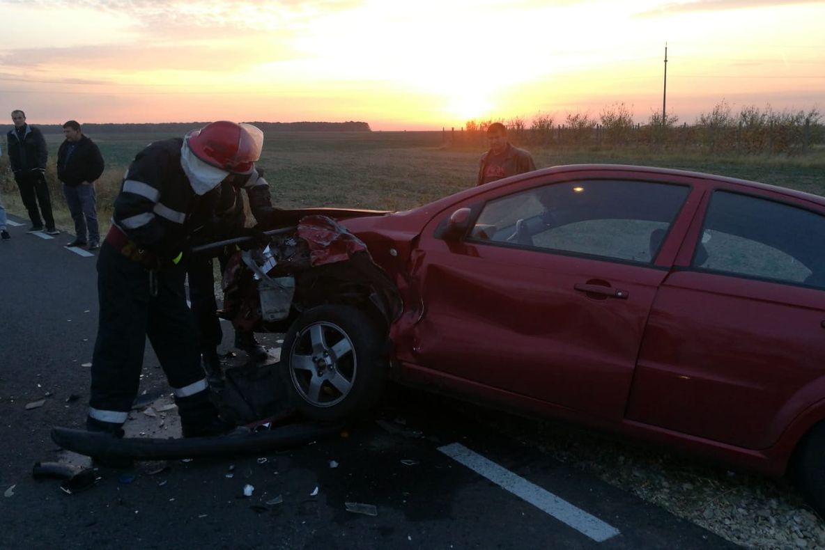 Copil de 2 ani, rănit în accident! Mașina în care se afla, lovită de o șoferiță