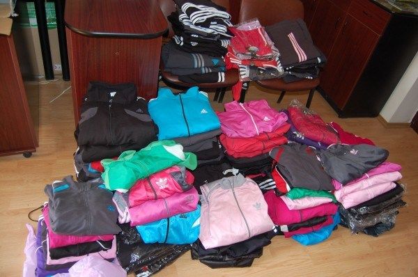 "Haine de firmă" vândute la tarabă! Prejudiciu de peste un miliard de lei vechi