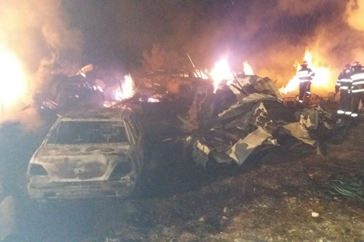 VIDEO-Incendiu violent, la Dâmbovicioara! Focul stins după 8 ore