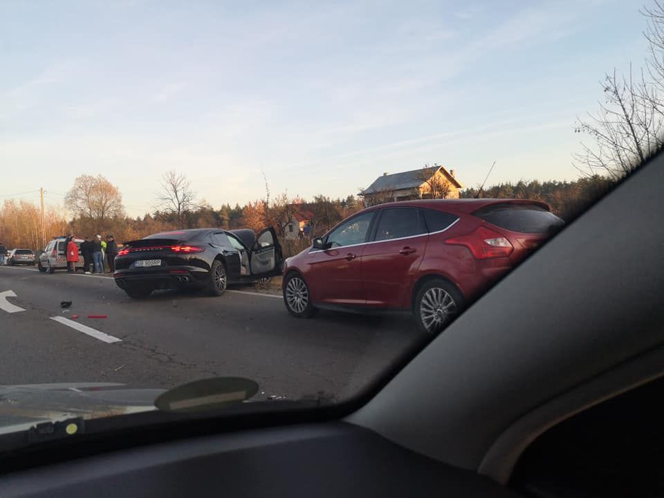 Accident cu un Porsche pe DN 7! A lovit un pom de pe marginea șoselei