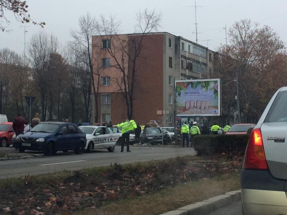 Accident în Piteşti! A intrat cu Audi într-un stâlp