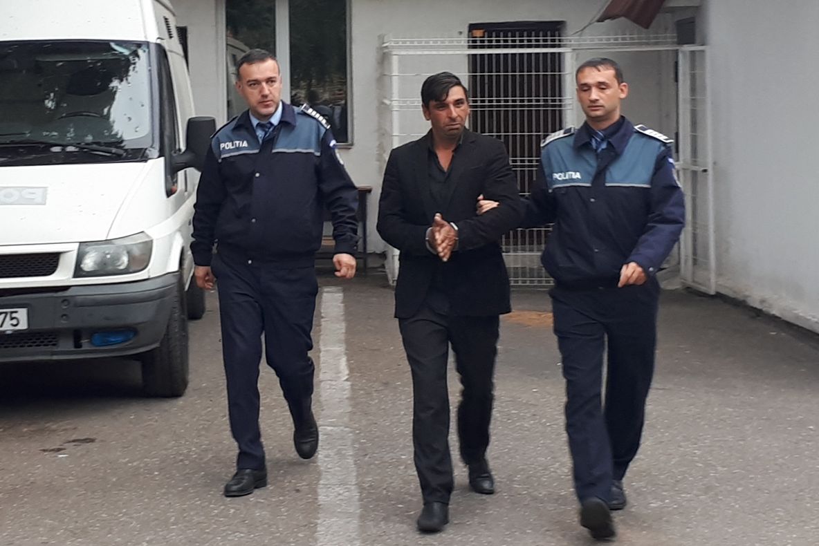 S-a trezit cu un bărbat dezbrăcat în pat, lângă ea! Venise să o violeze-Update