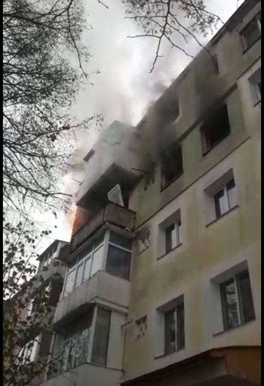 Incendiu la un bloc din Piteşti! Flăcări mari ies prin balcon