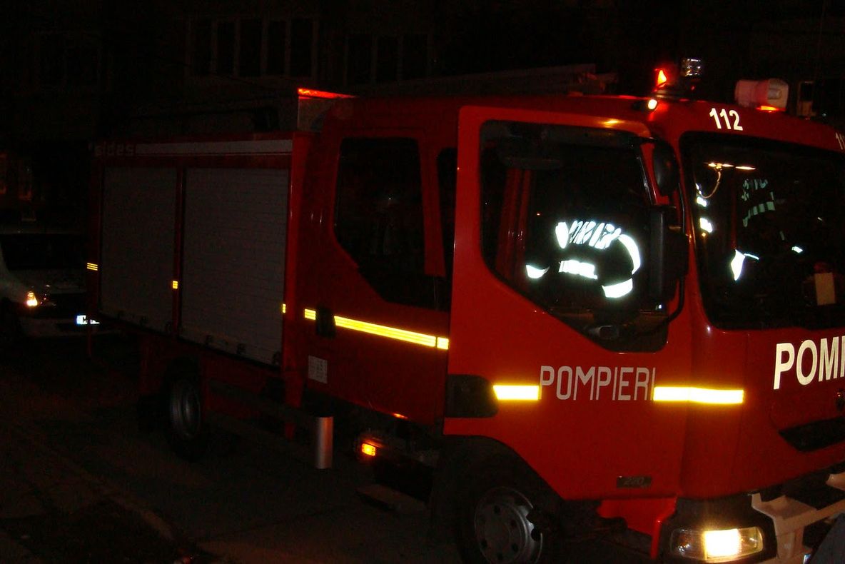 Incendiu puternic, la Schitu Golești. Un bărbat paralizat era în interior