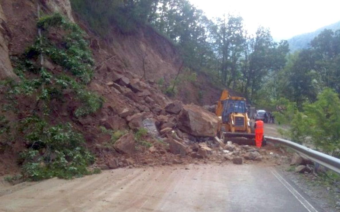 Stânci desprinse de pe versant, pe Transfăgărășan! Trafic blocat