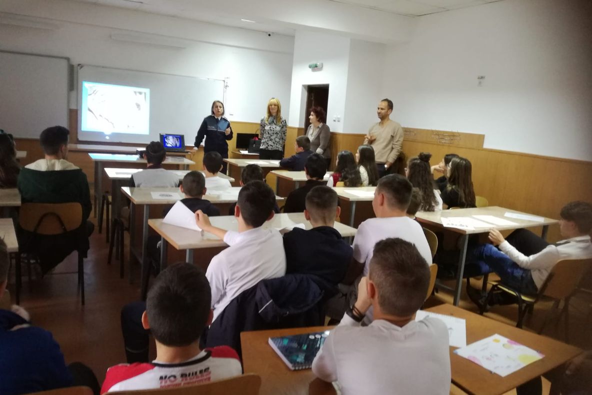Activități preventive ale polițiștilor, în școlile din Argeș