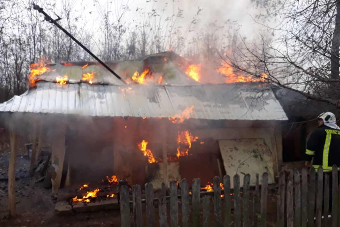 VIDEO! Casă cuprinsă de flăcări la Costești!