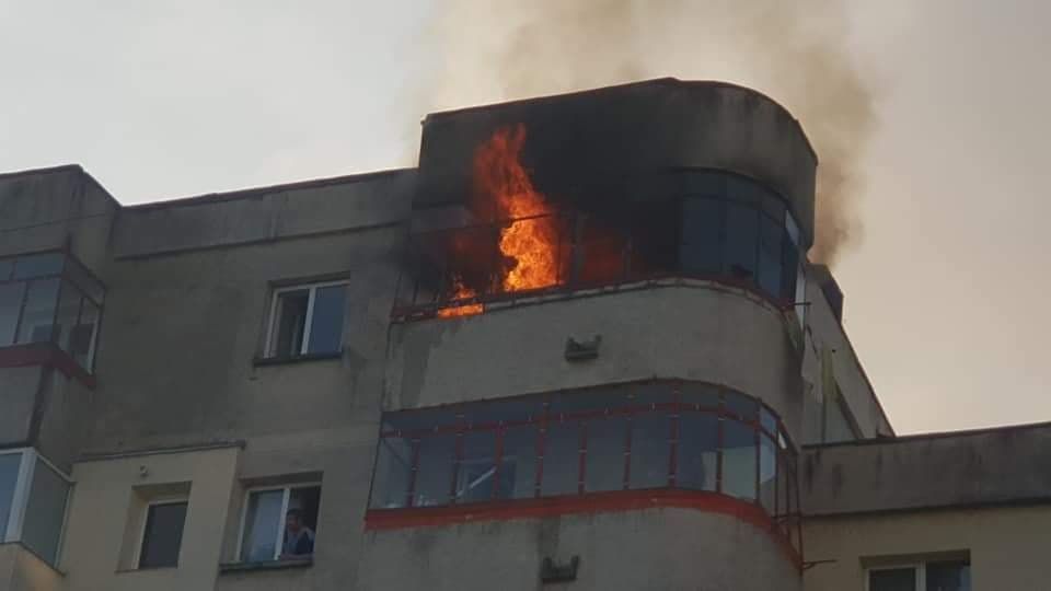 VIDEO! Incendiu la etajul patru al unui bloc din Pitești