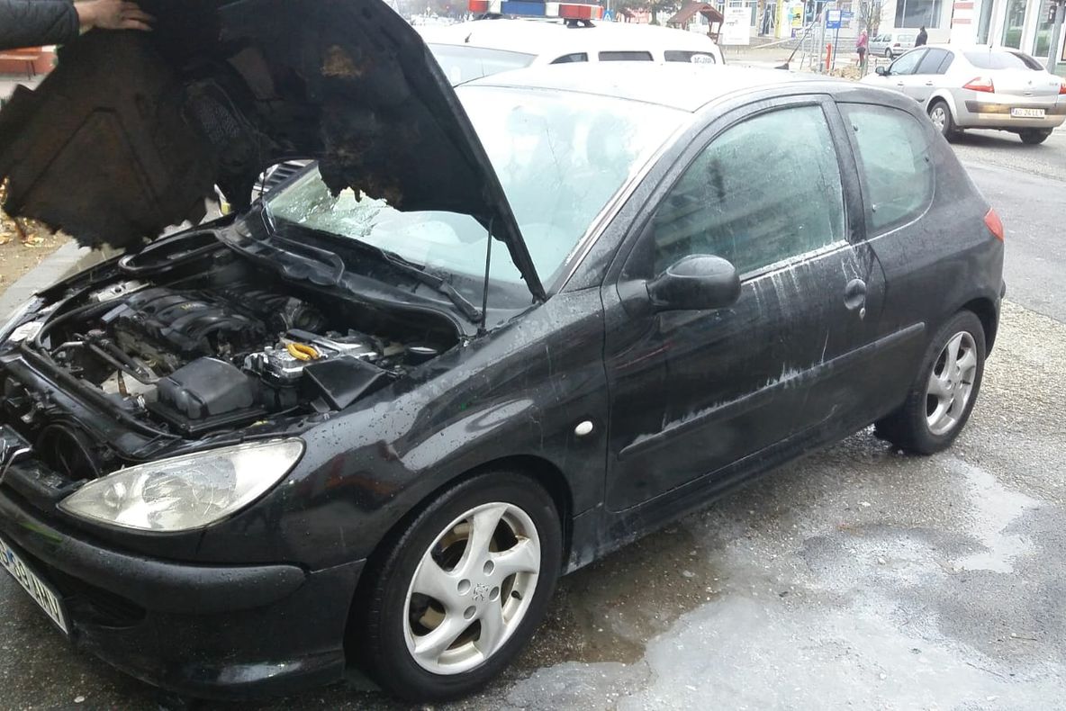 Video-Incendiu la o mașină stins de un pompier aflat în timpul liber