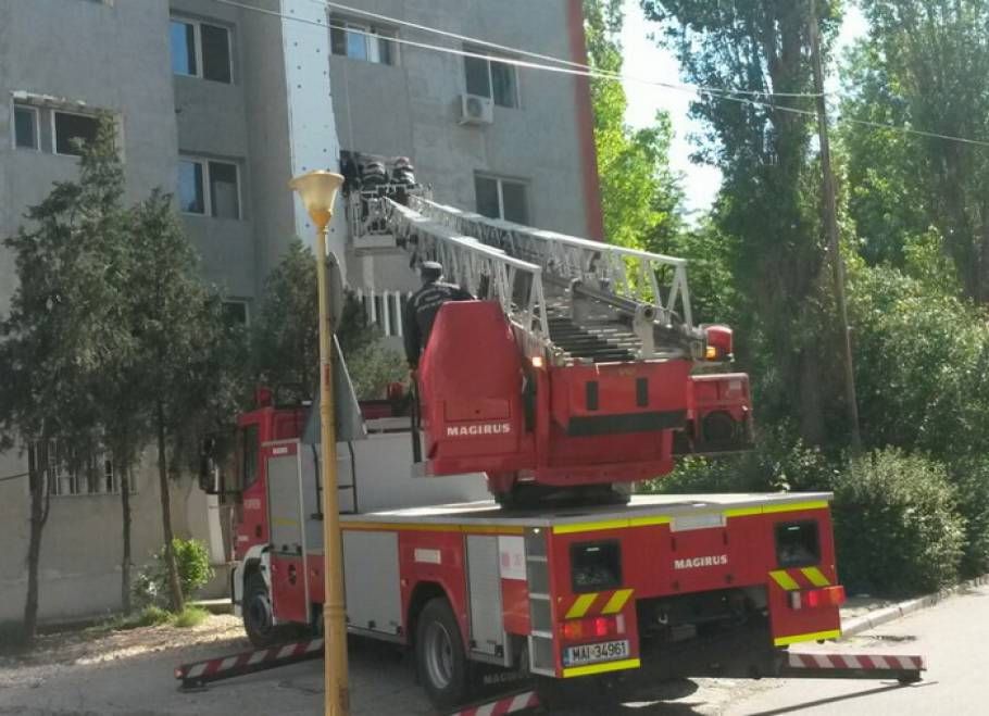 Intervenție după miezul nopții! Bărbat imobilizat în pat, salvat de pompieri