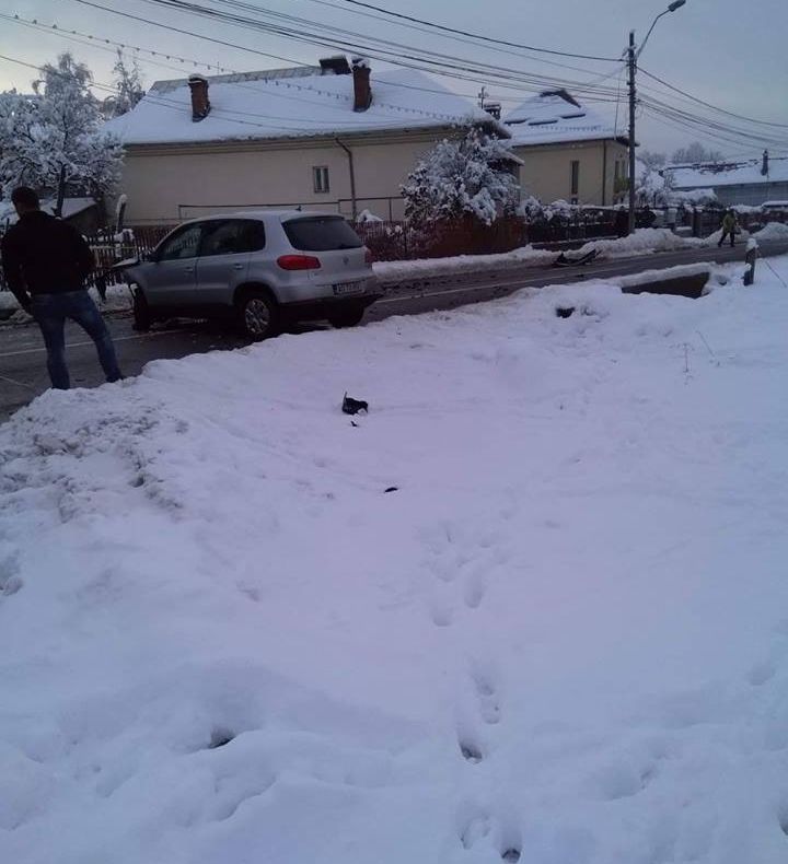 Maşină proiectată în stâlp, la Curtea de Argeş! Tânăr rănit