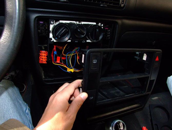 Tâlharul a fugit cu banii şi maşina!  Nu avea permis