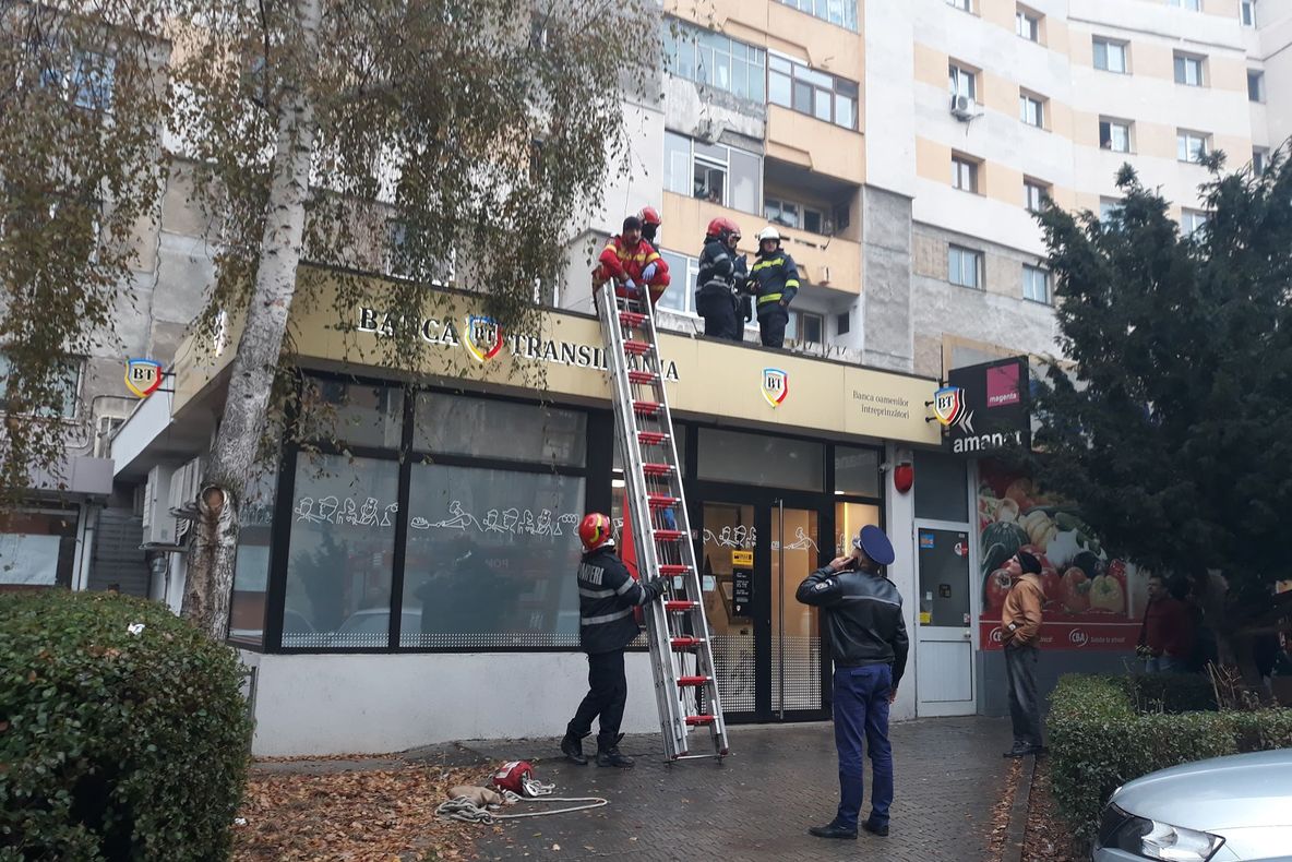 O femeie de 69 de ani a murit după ce a căzut de la etajul 10 al unui bloc din Pitești
