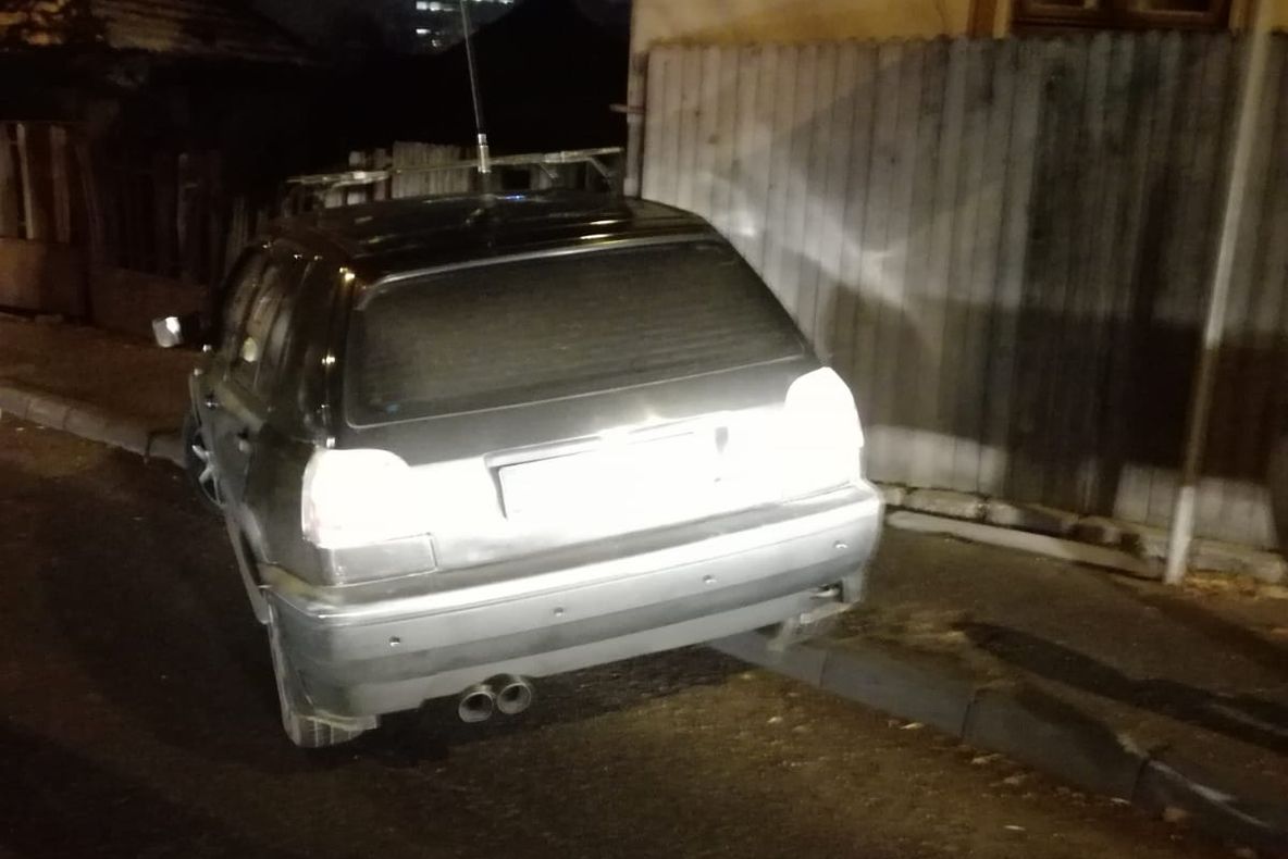 Accident la Pitești! A intrat cu mașina în țeava de gaze