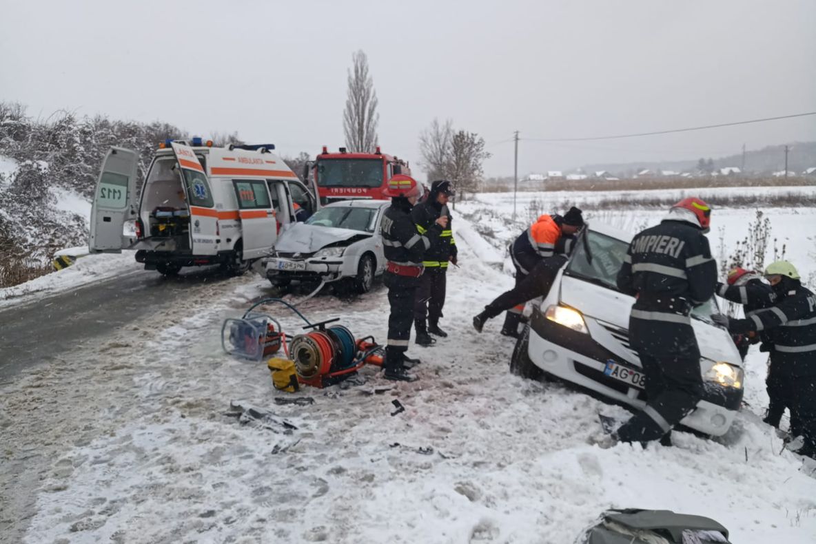 Accident cu trei mașini! A pierdut controlul volanului și a intrat pe contrasens