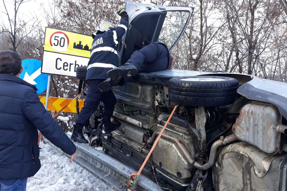 Accident rutier la Albota! Nu a adaptat viteza și s-a răsturnat cu mașina