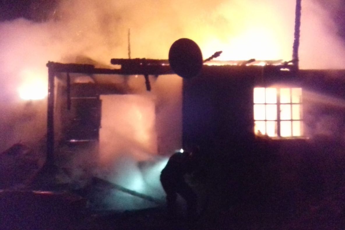 Arde o locuință la Moșoaia, în apropiere de biserică