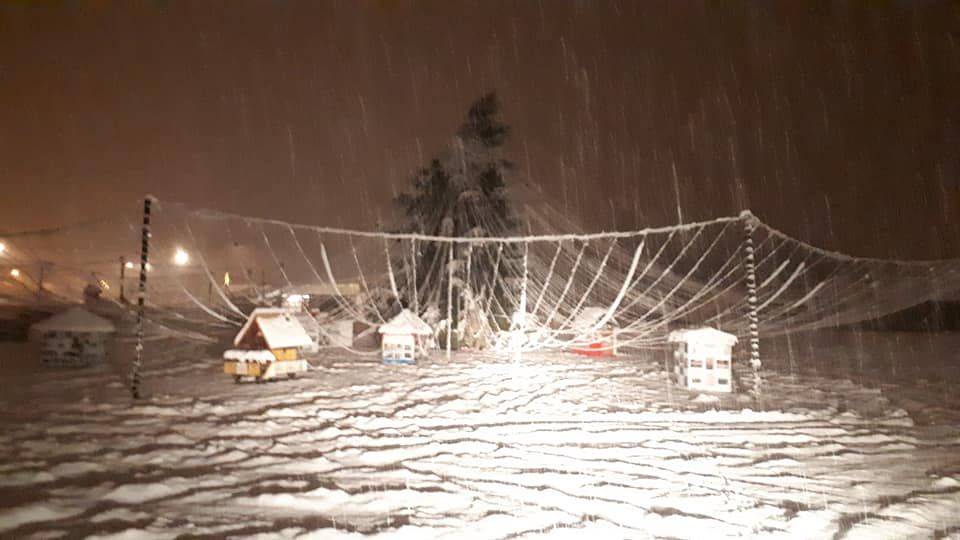 Zăpada a doborât decorațiunile de lângă bradul de Crăciun la Curtea de Argeș