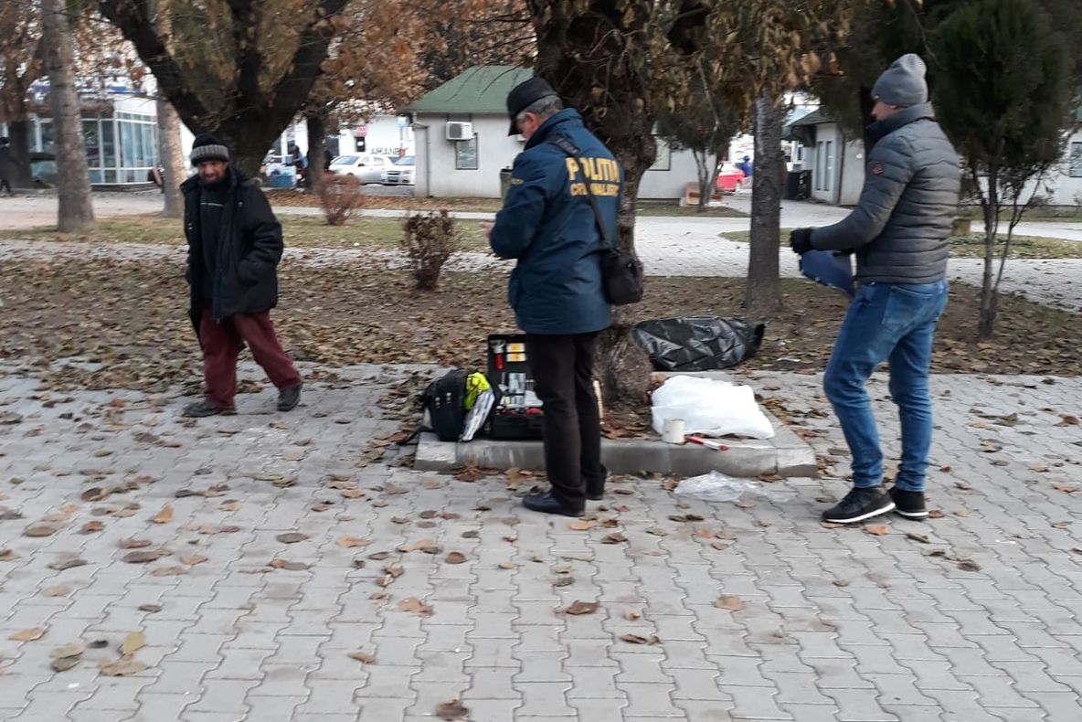 Găsit mort pe o bancă într-un parc din Câmpulung! Ar fi decedat din cauza frigului