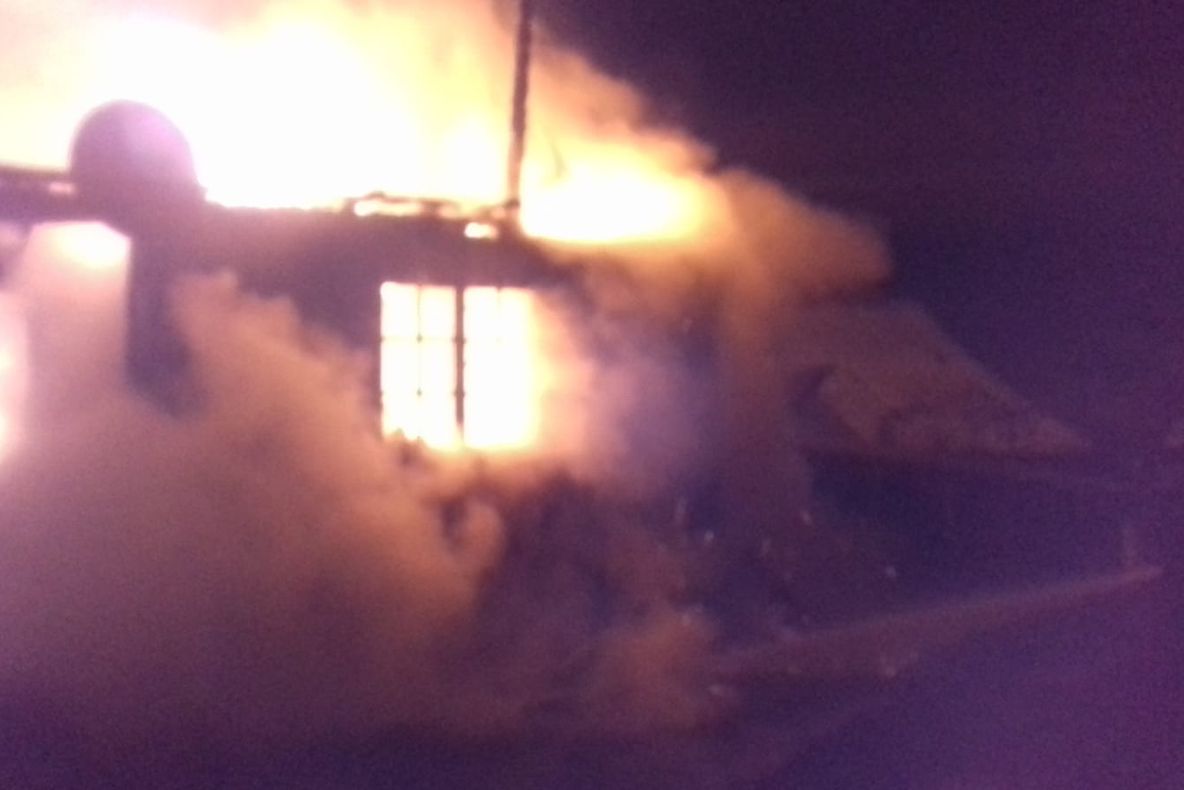 O familie din Argeș a rămas fără acoperiş deasupra capului după ce le-a luat foc casa