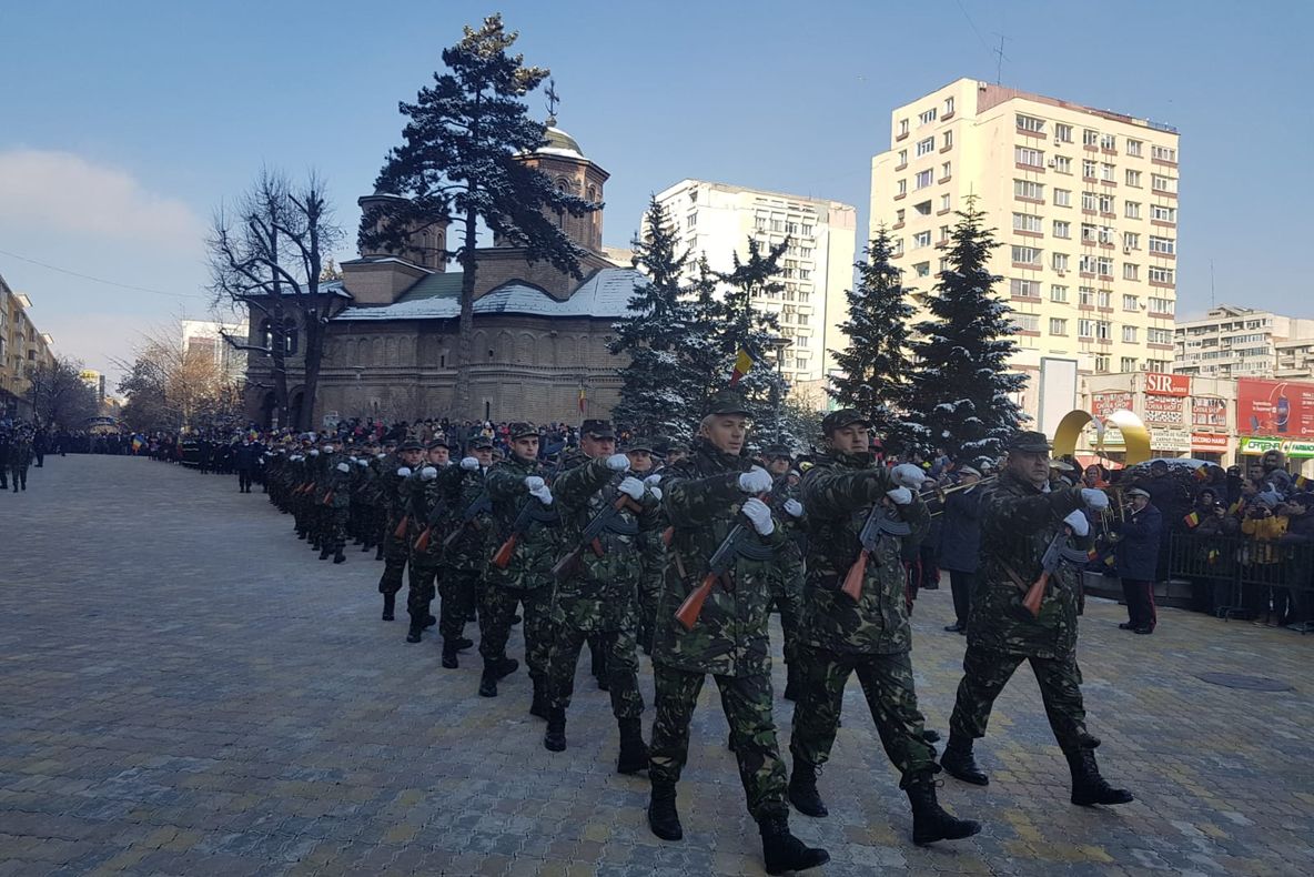 Video! Ziua Națională, sărbătorită la Piteşti cu paradă militară şi muzică de fanfară, dar fără tehnică de luptă
