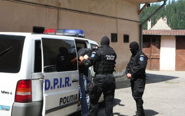 Potcovari reţinuţi! Tatăl şi doi fii acuzaţi de agresiune