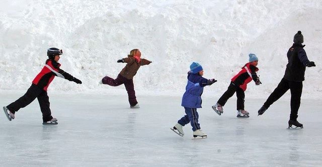 Astăzi se deschide patinoarul din Trivale! Află cât trebuie să plătești pentru o oră de distracție