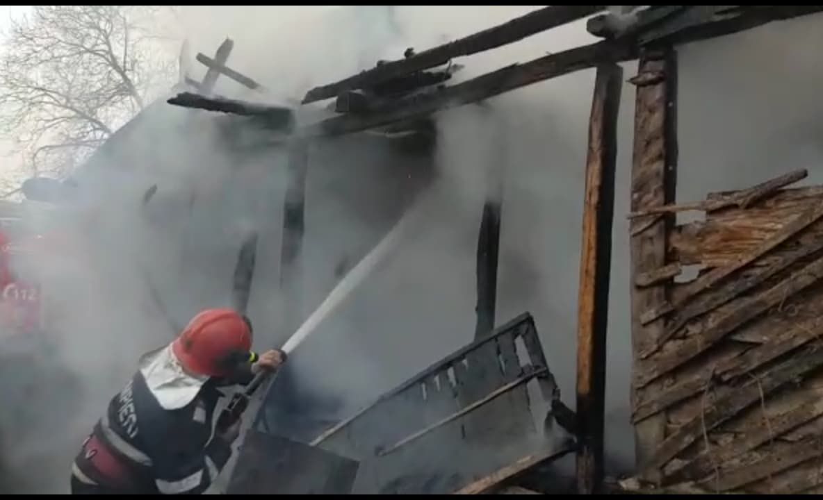 Şi-a incendiat casa, la Mihăeşti! A rămas fără adăpost