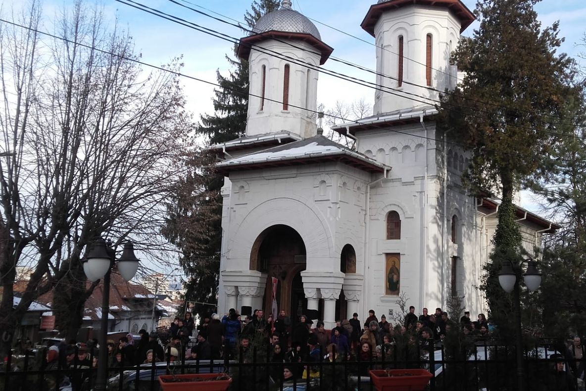 Preotul care a murit în altar, condus pe ultimul drum de sute de credincioşi