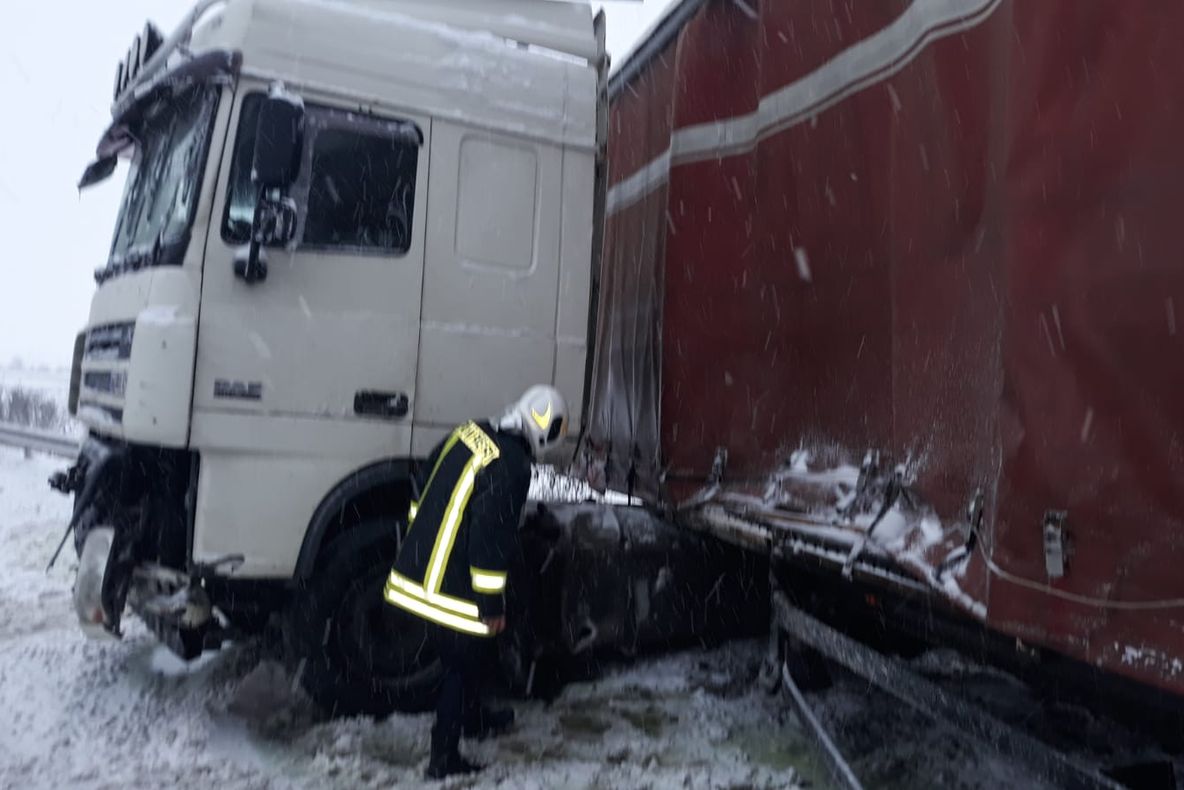 Un TIR a derapat pe A1! Circulația rutieră a fost reluată pe ambele sensuri