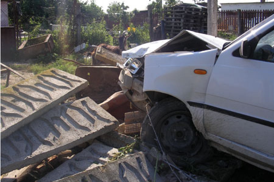 A fugit de poliţişti şi s-a oprit cu maşina într-un gard!