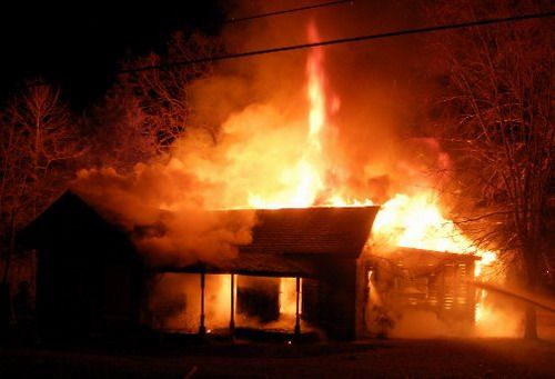 Piroman reţinut după ce a incendiat două case! Vezi motivul!