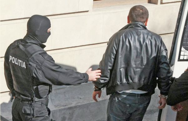 Condamnat pentru trafic de droguri! A fost prins în centrul Piteștiului