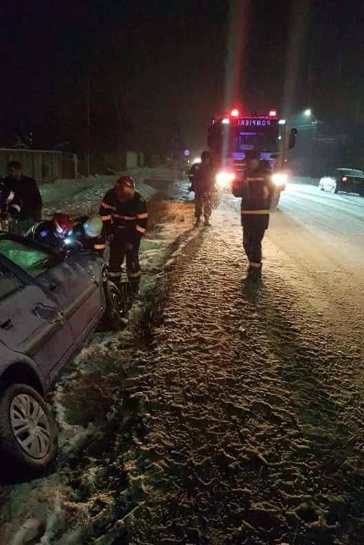 A intrat cu mașina într-un cap de pod. Trei persoane transportate la spital