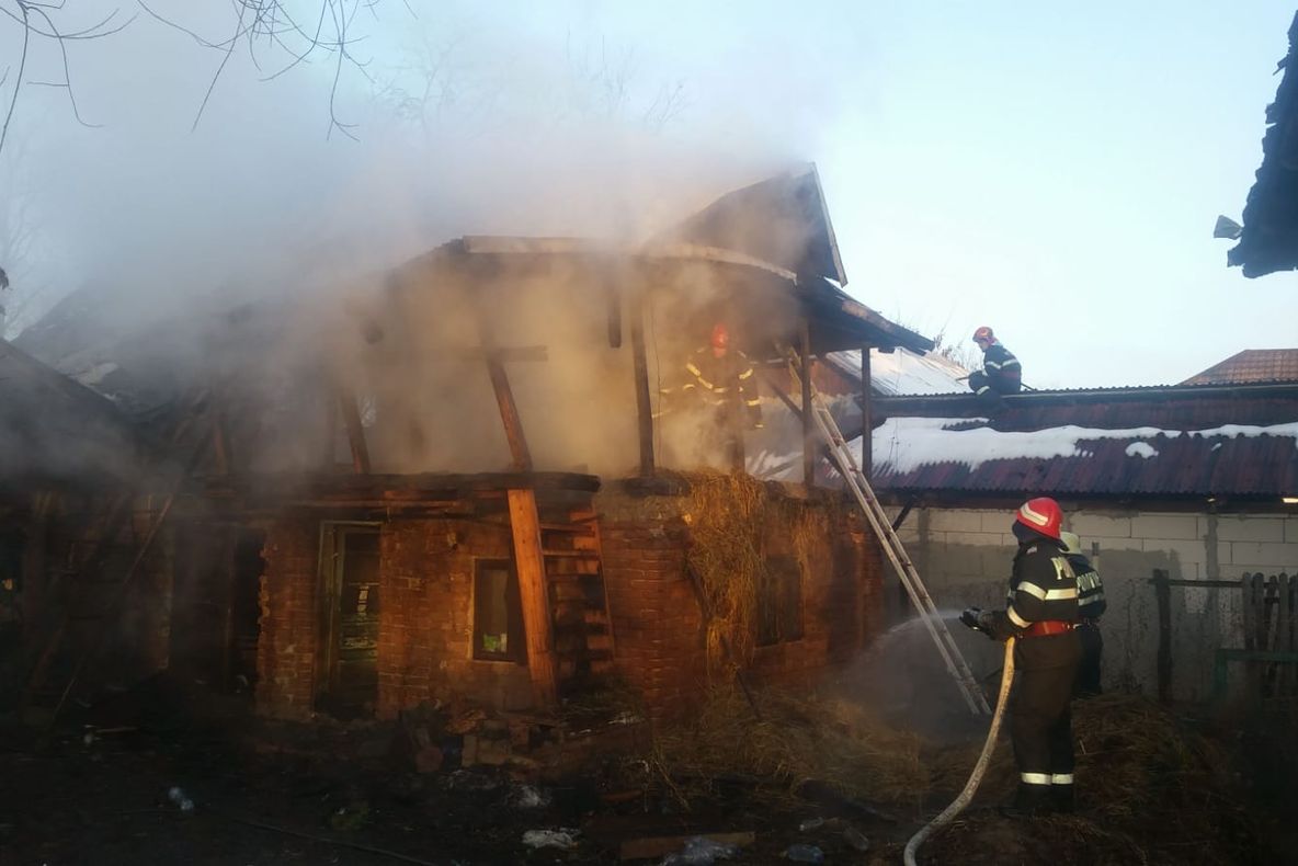 Incendiu la Dârmănești! Arde o anexă gospodărească