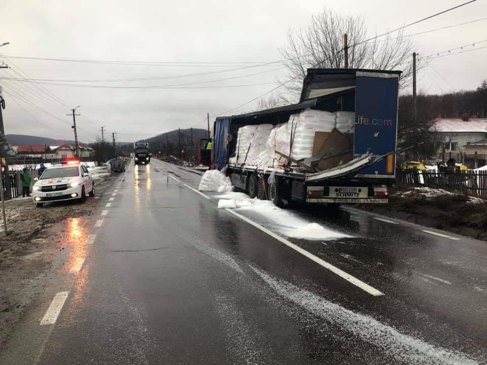 Accident la Drăganu între două TIR-uri. Un autoturism a ajuns în șanț